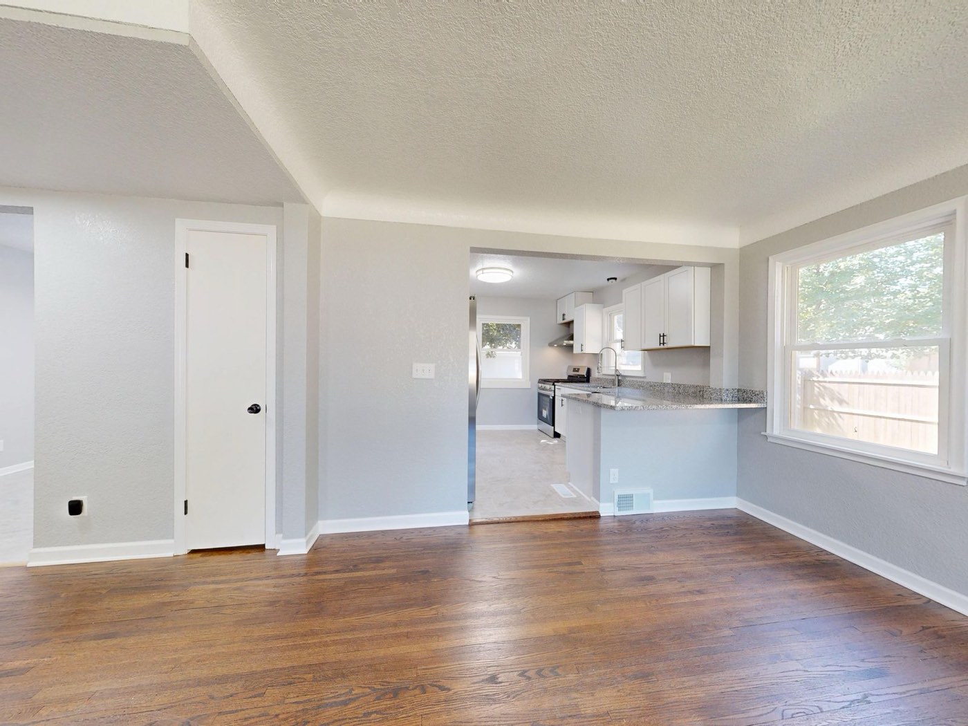 Kitchen & Dining